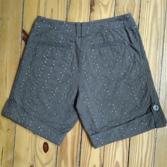 Liquid Brown Eyelet Over Linen Flattering Flat Front Low Rise Shorts Size 4 - Picture 2 of 6